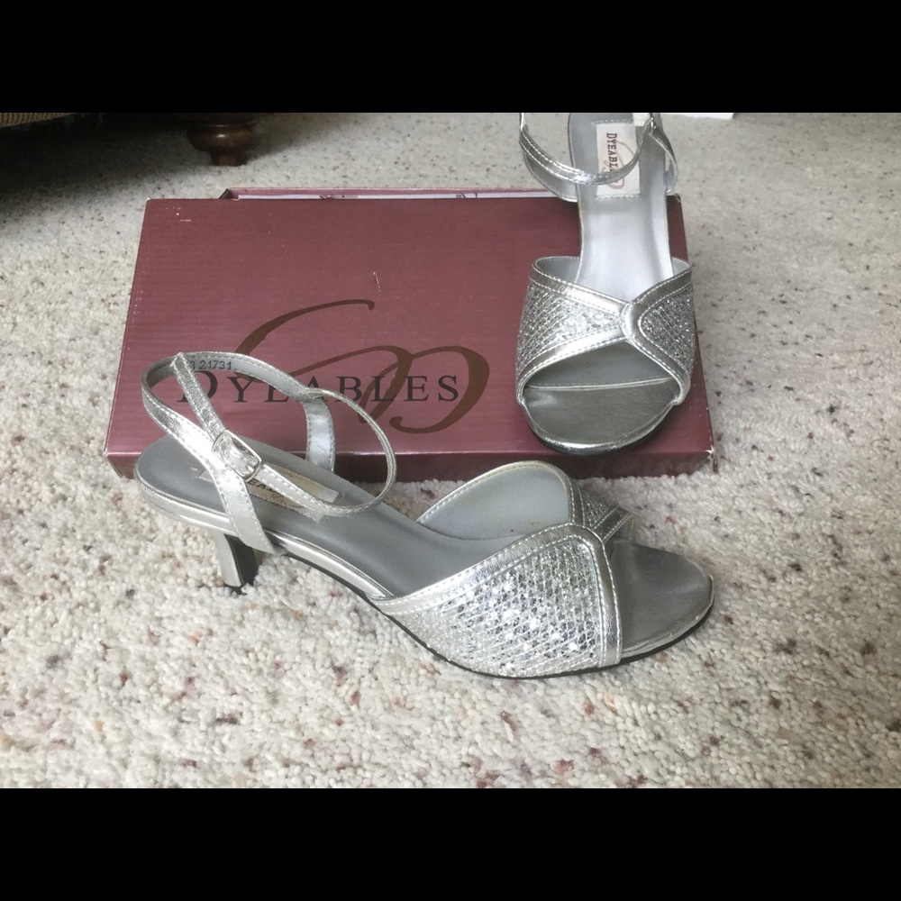 Dyeables Silver Sequined Kitten Heel size 6